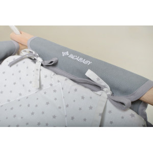 Hojdačka Incababy so splošteným zaobleným rámom Grey Stars-BS32589